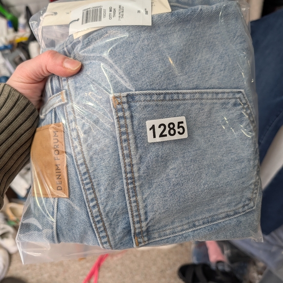 NWT Aritzia The Denim Forum City Mid Thigh Blue Denim Shorts Size 28 - Picture 7 of 7